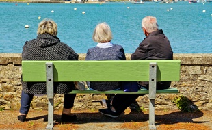 Des retraités sur un banc face à la mer à Penerf Morbihan Bretagne sud France. (Illustration)