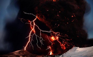Un orage au-dessus du volcan Eyjafjallajökull, en Islande, le 17 avril 2010.
