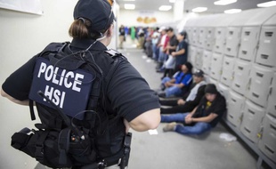 Des agents de l'ICE, le 7 août 2019, dans le Mississippi.