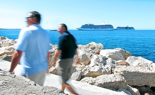 Deux des trois paquebots au mouillage en baie de Cannes, ce mardi.