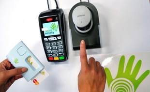 Des clients peuvent payer depuis quelques jours leurs achats dans des enseignes de Villeneuve d'Ascq (Nord) en passant le doigt sur un détecteur en caisse grâce à une technologie unique en France qui a vocation à être déclinée sur des distributeurs de billets.