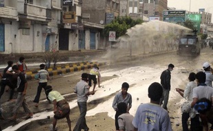 La police tente de disperser les manifestants avec des canons à eau, à Aden, au Yemen, le 9 avril 2011.