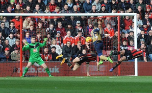 Arsenal a battu Bournemouth, grâce notamment à ce but d'Ozil, le 7 février 2016.