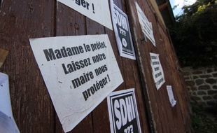 Des affiches anti pesticides placardées sur les murs d'un bâtiment à Langouët, en Ille-et-Vilaine.
