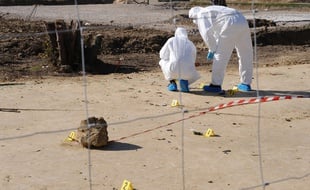 Les enquêteurs procèdent ce lundi 27 octobre aux premières constations à l'endroit où Rémi Fraisse s'est écroulé sur le barrage de Sivens dans la nuit de samedi à dimanche. REMY GABALDA