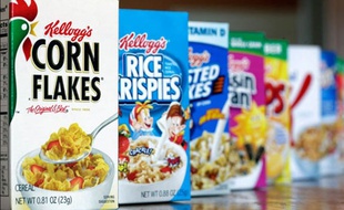Des céréales Kellogg's dans un rayon de supermarché.