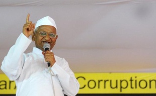Il fut porté aux nues par des millions d'Indiens qui voyaient en lui un nouveau Gandhi capable de mettre fin au fléau de la corruption. Mais un an après avoir ébranlé le pouvoir et promis "la révolution", Anna Hazare, militant de 75 ans, ne fait plus recette.