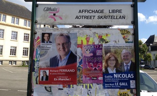 Les affiches de Richard Ferrand (LREM) et Gaëlle Nicolas (LR) pour les élections législatives, à Carhaix, le 15 juin 2017.