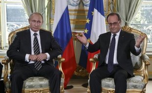 Le président russe Vladimir Poutine et français François Hollande, le 2 octobre 2015 à Paris
