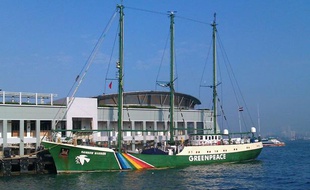Le Rainbow Warrior de Greenpeace amarré au port de Hong-Kong, en février 2011.