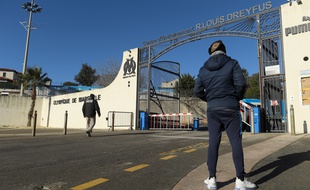 Un supporter devant la Commanderie à Marseille