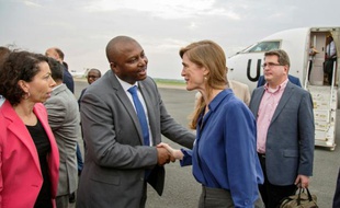Samantha Power (d), ambassadrice des Etats-Unis près de l'ONU, à son arrivée le 21 janvier 2016 à Bujumbura