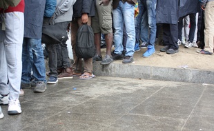 Reportage à la Porte de la Chapelle auprès des migrants les 25 et 27 juillet 2017. Distribution de petit-déjeuners avec le collectif Solidarité Migrants Wilson et l'association Utopia. Visite des campements et observation des conditions de vie. Rencontre avec une habitante du quartier. Olivier Juszczak.