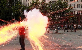 Un caméraman brésilien blessé jeudi a été diagnostiqué lundi en état de "mort cérébrale", suscitant une vive émotion jusqu'au sommet de l'Etat, alors qu'une nouvelle manifestation avait lieu dans la soirée à Rio de Janeiro.