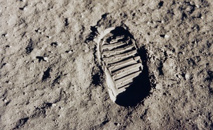 Une empreinte de pas de Buzz Aldrin sur la surface de la Lune, le 20 juillet 1969