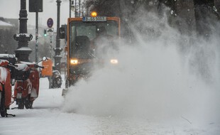 Un employé de la ville déneige sur un trottoir près du château de Charlottenburg à Berlin le 9 février 2021.
