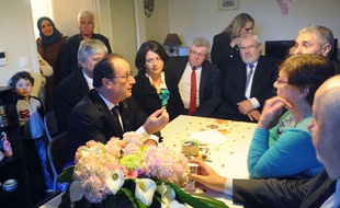 François Hollande au domicile de Lucette Brochet, à Vandoeuvre-lès-Nancy (Lorraine) le 29 octobre 2015