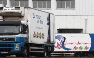 Des camions stationnés le 2 janvier 2015 devant les abattoirs normands AIM à Antrain