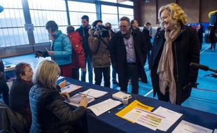 Sophie Montel (droite), la candidate du FN à l'élection législative partielle, visite un bureau de vote à Herimoncourt le 8 février 2015