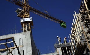 Construction de logements dans le quartier de Jabal Abu Ghneim, où a été construite la colonie israélienne de Har Homa dans les années 90, le 27 octobre 2014 à Jérusalem-Est