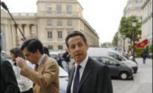Nicolas Sarkozy a poursuivi vendredi la préparation de la transition, qui sera effective le 16 mai, dans ses bureaux parisiens, en attendant son rendez-vous dans la soirée avec le Premier ministre britannique sortant Tony Blair.