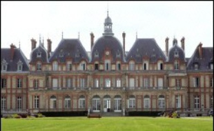 Trois jeunes filles âgées de 15 à 18 ans sont soupçonnées d'avoir torturé et violé une de leurs camarades à l'école Le-Nôtre pour adolescents en difficulté de Sonchamp (Yvelines), a-t-on appris mercredi de source judiciaire, confirmant des informations du Parisien.