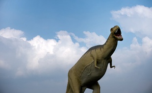 Un modèle grandeur nature de tyrannosaure dans un Dinosaur Park dans l'est de l'Allemagne.