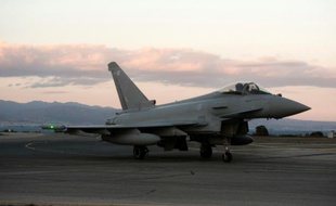 Un avion de combat Typhoon de l'armée britannique, le 3 décembre 2015 sur la base britannique de Akrotiri, à Chypre