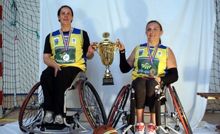 Les Bretonnes Angélique Pichon (à g.) et Agnès Etavard-Glemp, ici avec le trophée de champion de France de Nationale 1B remporté en 2016 avec le Club trégorrois handisport de Lannion.
