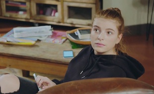 Extrait de «Plus belle la vie», avec son premier personnage trans, interprété par Enola Righi