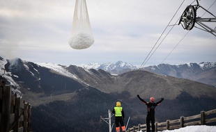 Une lmportante livraison de neige a été effectuée par hélicoptère, samedi sur la station de Luchon-Superbagnères, dans les Pyrénées. Anne-Christine POUJOULAT