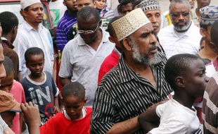 Des habitants de Mombasa choqués se rendent sur les lieux d'une attaque contre des touristes, le 6 juillet 2014