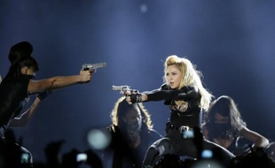 Un mois après sa performance au Stade de France, Madonna clôturera mardi sa tournée dans l'Hexagone avec un concert à Nice, où le Front national a déjà fait savoir qu'il ne tolérerait pas que la chanteuse assimile une nouvelle fois Marine Le Pen au nazisme.