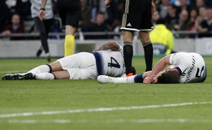 Le gardien de l'Ajax Onana a mis Vertonghen et Alderweireld à terre plusieurs minutes.