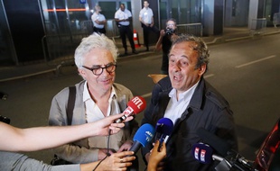 Michel Platini parle aux journalistes à sa sortie de garde à vue au côté de son avocat William Bourdon, à Nanterre le 19 juin 2019.