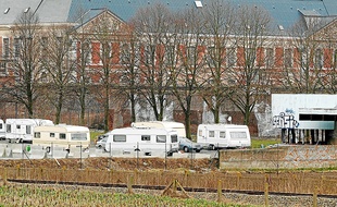 Une vingtaine de caravanes sont installées devant l'ancienne prison de Loos.