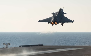 Un Rafale décolle du porte-avions Charles de Gaulle. Photo fournie le 23 novembre 2015 par le centre d'archives audiovisuelles et Agence d'Images de la Défense.