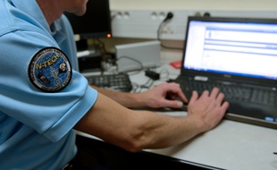 Un gendarme de la Brigade Départementale de Renseignement et d'Investigations Judiciaires à Arras le 9 janvier 2014.