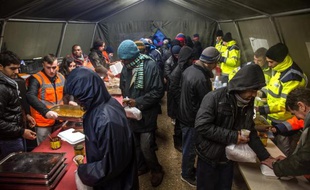 Des migrants recoivent des repas chauds le 15 janvier 2015 dans un centre d'accueil de jour qui vient d'ouvrir à Calais grâce à l'association "La Vie Active"