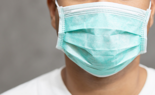 Avec des symptômes, l'isolement est la meilleure option pour ne pas faire circuler le virus.