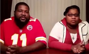 Un père et sa fille vont une bataille de beatbox.