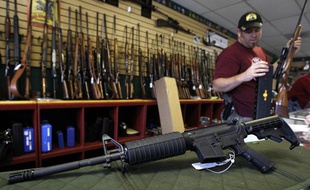 Un fusil d'assaut M4 dans une armurerie du Colorado, le 24 juillet 2012.