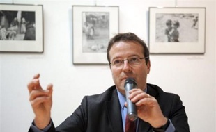 De nombreuses familles ignorent qu'elles peuvent recevoir une aide dans le cadre du Revenu de solidarité active (RSA), a estimé vendredi à Toulouse le Haut commissaire aux Solidarités actives contre la pauvreté, Martin Hirsch.