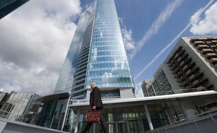 La tour First dans le quartier de La Défense est désormais la plus haute de France