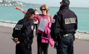 Contrôle d'attestation de sortie par la police en mars 2020 à Nice (illustration)