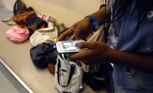 Pour eviter la fraude lors des examens, les eleves sont tenus d'eteindre leur telephone portable, de les ranger dans leur sac et de deposer ceux ci au pied du tableau
