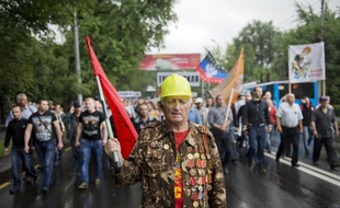 Manifestants prorusses à Donetsk, dans l'est de l'Ukraine, le 18 juin 2014