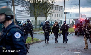 Lilian, 26 ans accompagné par deux hommes du raid à la fin de la prise d'otages