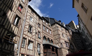 Illustration du centre historique de Rennes et ses maisons à pans d bois.