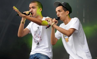 Le duo de rap français Bigflo & Oli en concert aux Vieilles Charrues